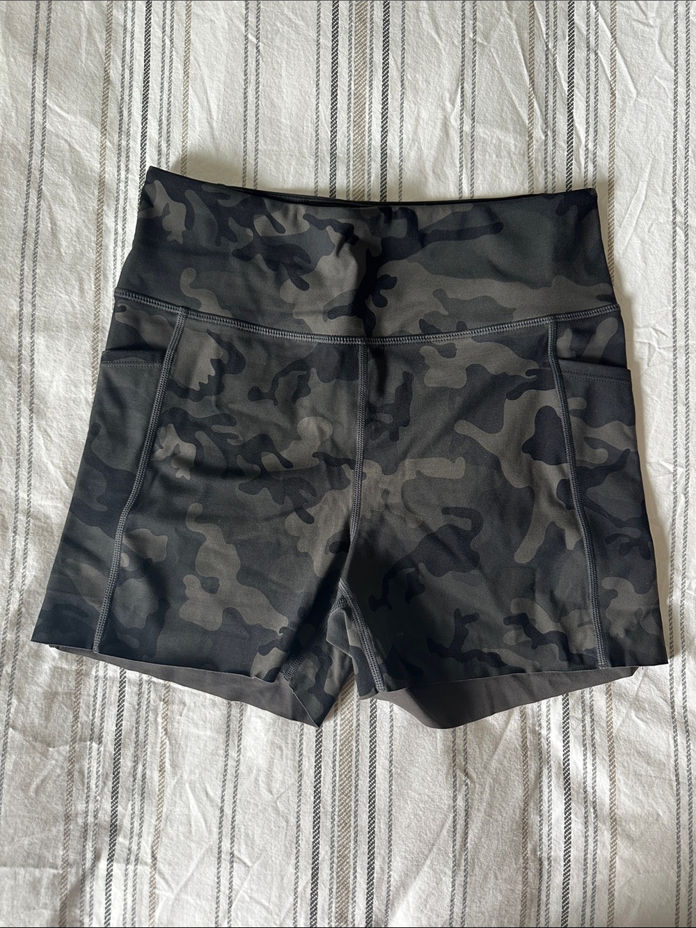 Women's High-Rise Camo Performance Shorts - Black/Gray